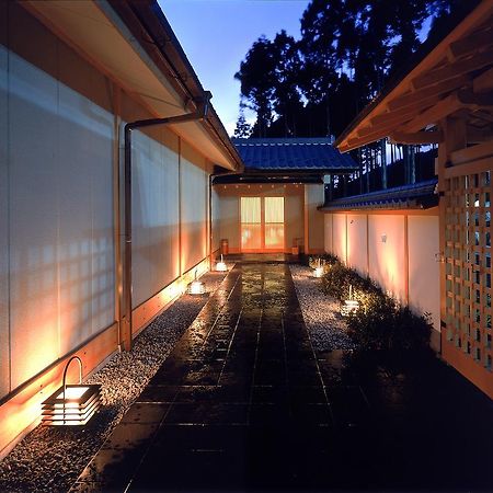 Menard Aoyama Resort: Wafukan Utatsukasa Iga Exterior foto